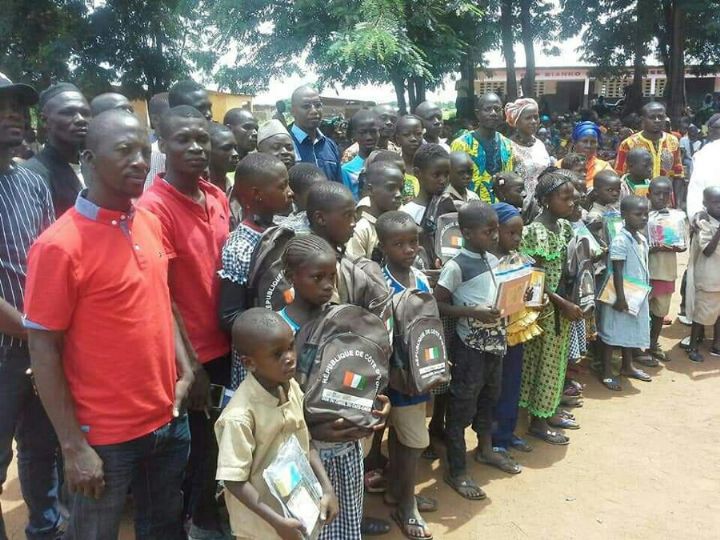 Des enfants de paysans reçoivent des kits scolaires à Touba