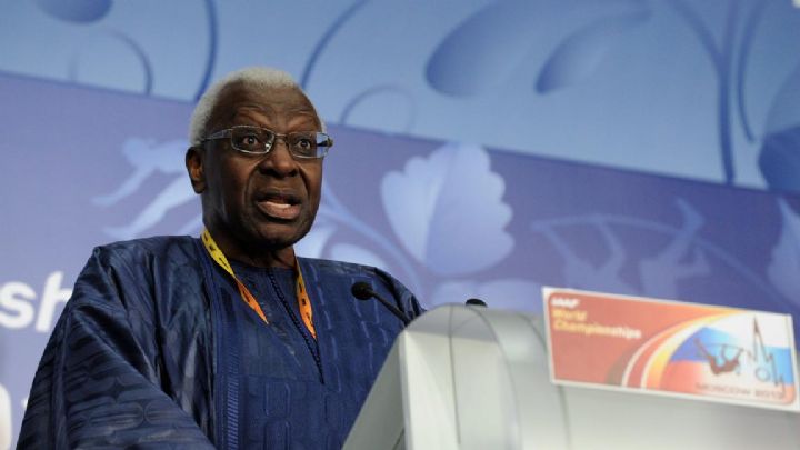 Athlétisme : le Comité international Olympique demande la suspension de Lamine Diack
