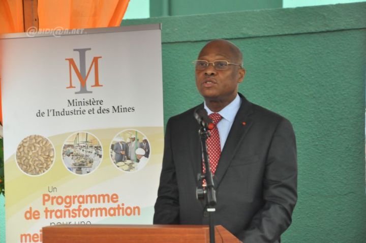 Le ministre Jean-Claude Brou offre un arbre de Noël de rêve aux enfants du village SOS d’Aboisso