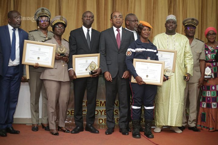 Promotion du civisme: douze personnalités dont Kablan Duncan et Amadou Gon, lauréats du Prix du citoyen émérite de Grand Bassam