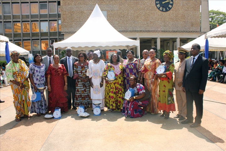 Lutte contre la cherté de la vie : le Président Ouattara offre 1000 balances aux commerçantes du vivrier