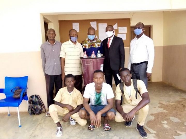 COVID-19 : le maire de Bondoukou offre des dispositifs de lavage de mains à des établissements scolaires