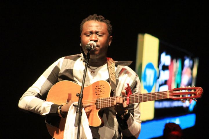 Fils d’une lignée de griots, M’Bouillé Koité, se veut un artiste entre la modernité et la culture du terroir