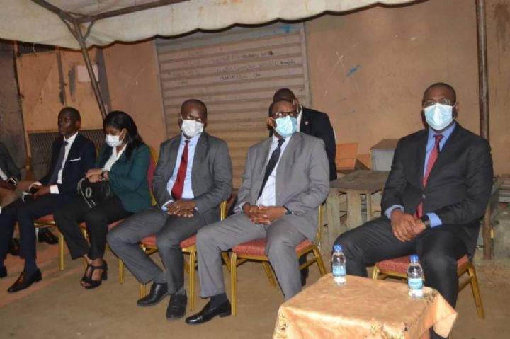 Obsèques du journaliste Mamadou Doumbia (Doumbès) : le ministre Sidi Touré réconforte la famille et la veuve