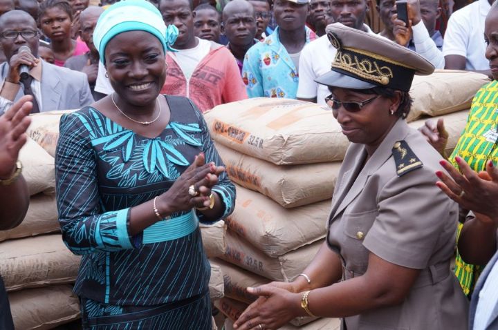 BEDIALA : la Ministre Mariatou KONE soulage les populations sinistrées 	et célèbre la cohésion retrouvée dans le canton Kouhon