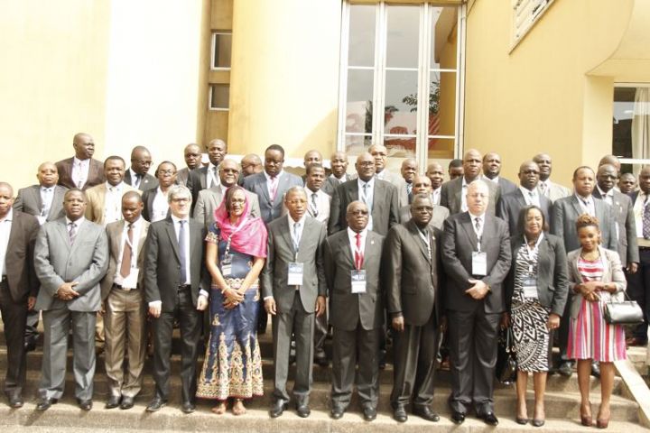 Pétrole : face à la chute des cours, les pays africains prônent une baisse de la production