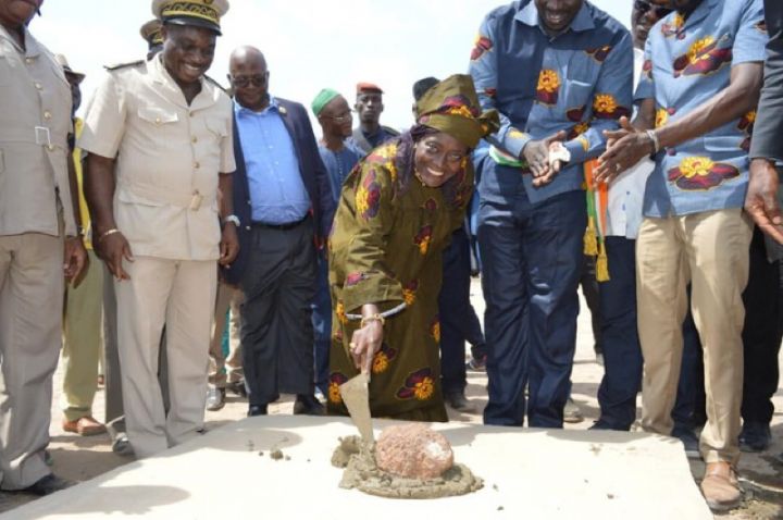 Lutte contre la pauvreté/ Développement local : La Ministre Mariatou Koné pose la première pierre du centre multimédia de Morondo