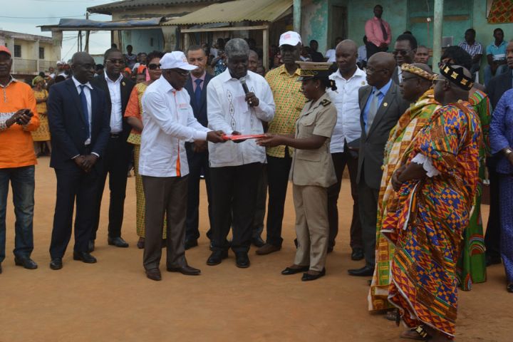 Production d’attiéké: Ouattara offre 5 millions de FCFA aux femmes de Brofodoumé