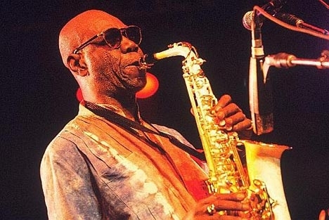 Manu Dibango : tempo à l`infini d`un magicien du son et métronome de la musique (Reportage)
