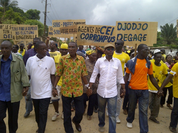 Sran et Agoh marchent sur la sous-préfecture