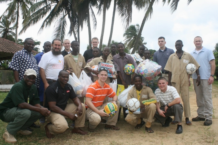 Des marines de l’ambassade des États-Unis font des dons aux pensionnaires du centre Louis Amigo de Yopougon