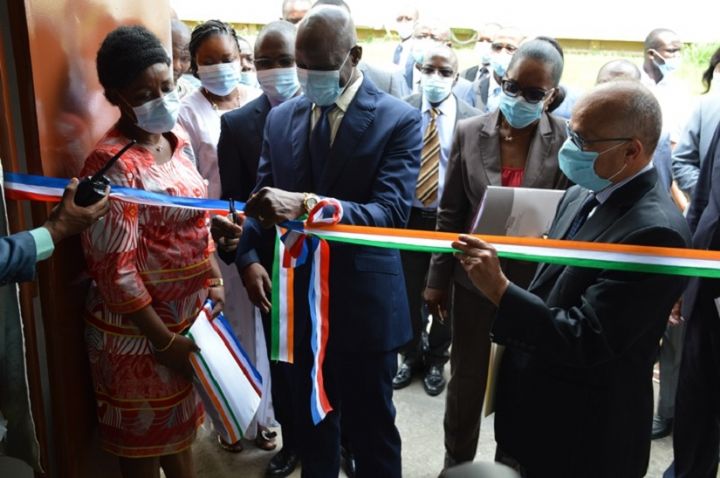 Le Ministre Diawara inaugure des espaces numériques à l’université de Cocody