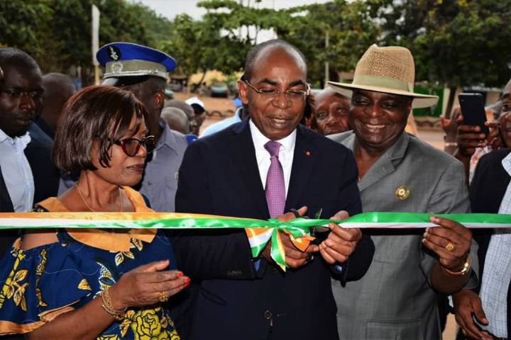 Le Ministre Claude Isaac DE à l’inauguration du Guichet Emploi Jeunes de Dabou : « Le Gouvernement s’engage à redorer l’image de la Côte d’Ivoire et cela passe par l’amélioration des conditions de vie des populations mais surtout des jeunes »