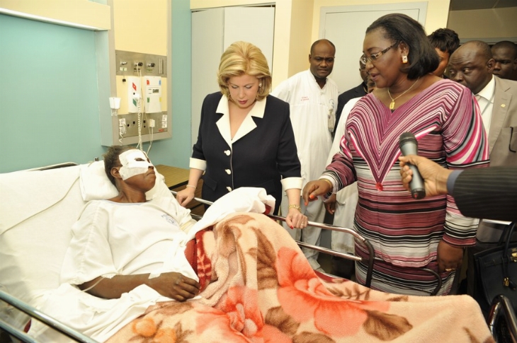 Mme Dominique Ouattara, après avoir visité les blessés du vendredi noir: « Nous devons prier Dieu pour que le pays retrouve sa sérénité »