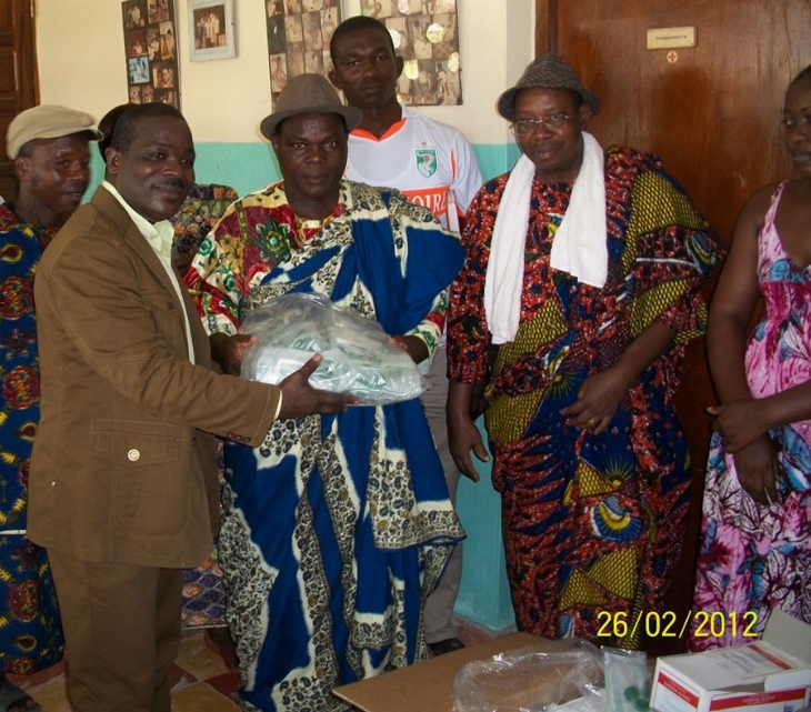 Regions / Alépé: Obrou Adico Jean baptiste offre du matériél médical au centre de santé de Monga