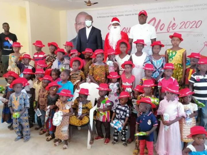 Noël à Béoumi : le ministre Sidi Touré offre un arbre de Noël éclaté à 1000 enfants