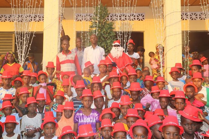 Arbre de Noël à Béoumi: Sidi Touré comble plus de 500 enfants de joie et de bonheur