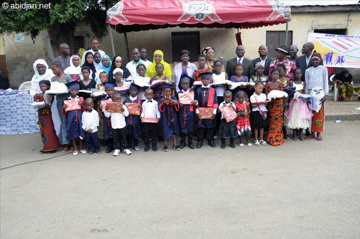 Des kits scolaires offerts à des écolières d’Abobo