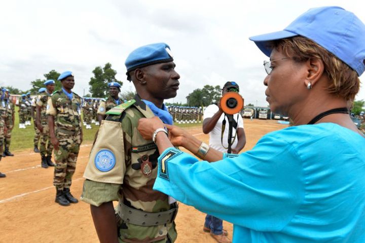 650 casques bleus du 23e bataillon du Niger décorés par la représentante spéciale avant leur départ définitif de Tabou et de la Côte d’Ivoire