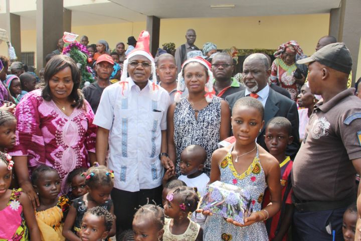 Fêtes de fin d’année: la caravane du Restau du cœur comble les enfants d’Anyama