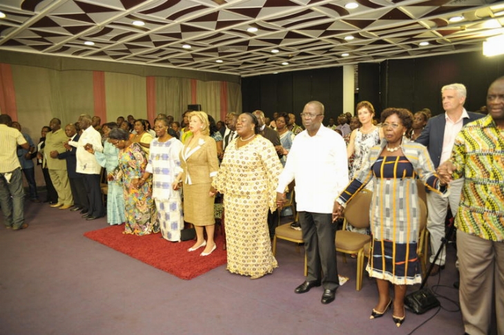 Pâques au Golf hôtel - La première dame et des fidèles ont prié pour la paix