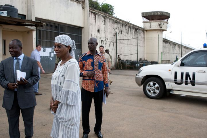 Quatre jours après la mutinerie :  Aïchatou Mindaoudou rend visite aux blessés à la Maca