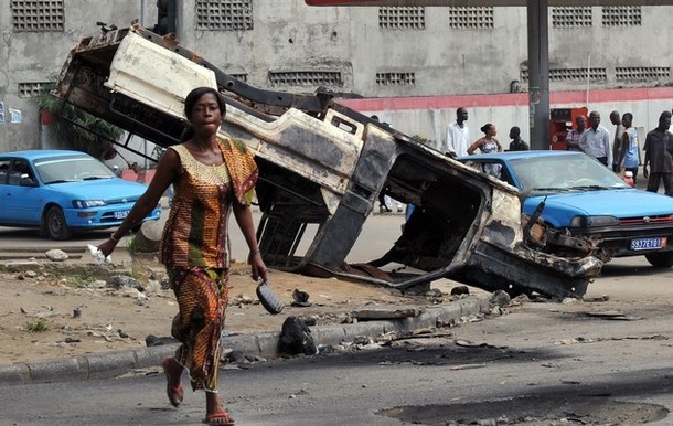 Abidjan: incidents dans un quartier pro-Gbagbo, un bus incendié