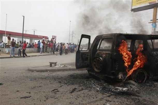 Abidjan: incendie de véhicules de l`ONU, qui accuse le camp Gbagbo
