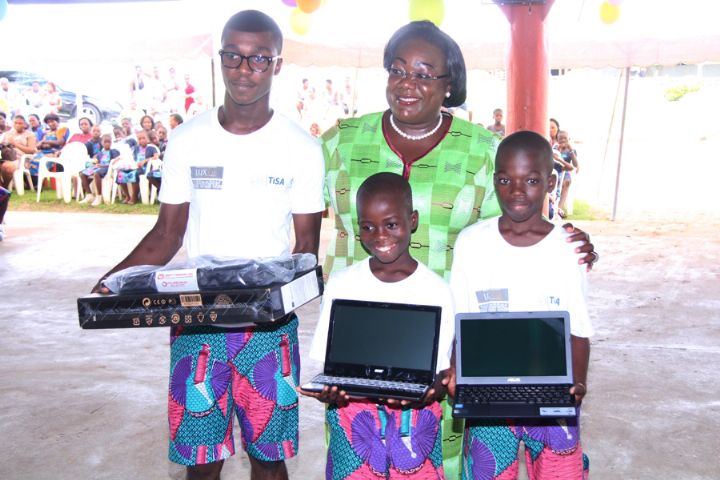 Célébration de l’excellence aux orphelinats de Bingerville et Grand-Bassam : Le Chef de l’Etat offre des ordinateurs aux meilleurs élèves