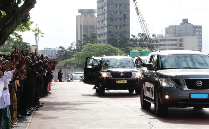 Côte d’Ivoire : le personnel de la présidence accueille Ouattara dans la ferveur au Palais du Plateau