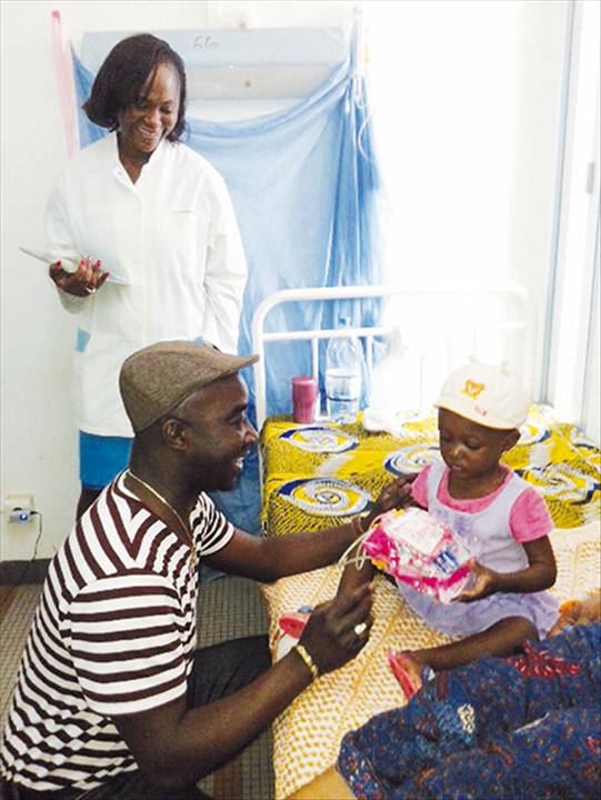 Cocody / Dr Arsène OUATTARA soulage les enfants hospitalisés