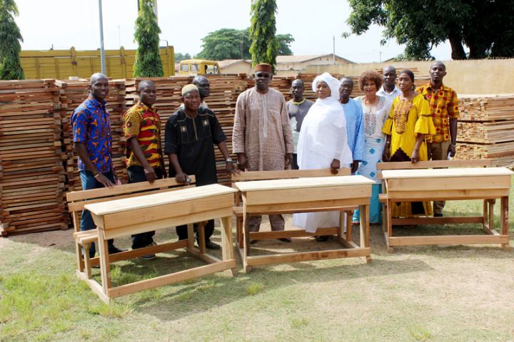 Education : Le Conseil régional du Béré fait don de 2500 table-bancs à plusieurs établissements scolaires de la région