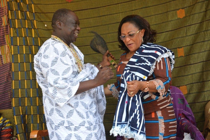 La Fondation Petroci honorée par le roi des Alui après un don de salles de classe et de table-bancs à Koffiamonkro