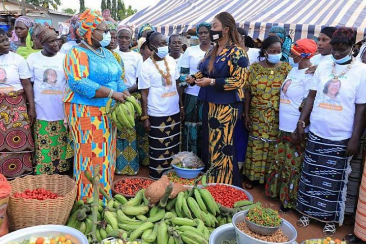 Autonomisation de la femme : la ministre Anne Ouloto apporte un soutien de 35,6 millions de FCFA aux femmes de Tiémélékro