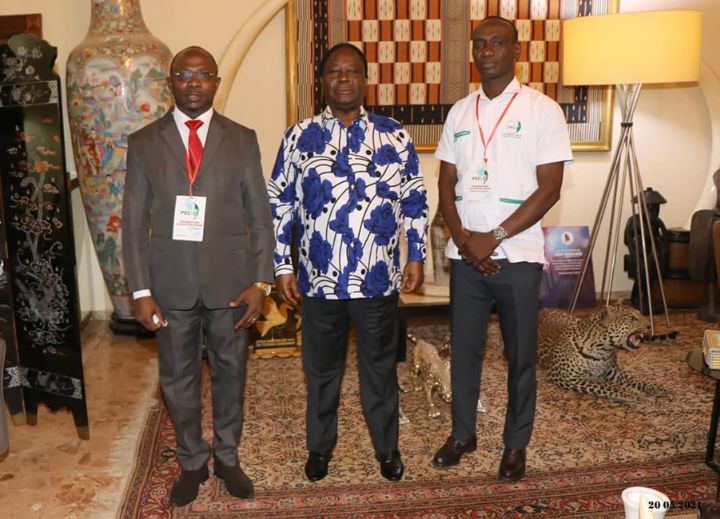 Côte d’Ivoire: Bédié offre 1000 ordinateurs et 1000 permis de conduire à des jeunes