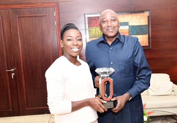 Athlétisme : Murielle Ahouré présente son trophée de la Diamond League au Premier Ministre Amadou Gon Coulibaly