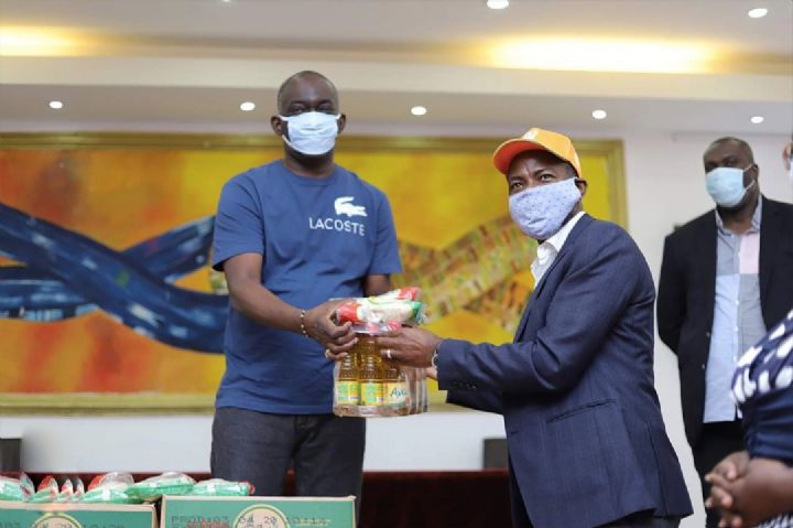 Chaîne de solidarité : Mahama Coulibaly, cadre de Treichville apporte son soutien à la commune