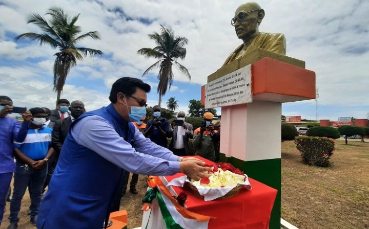 Hommage floral au buste de Mahatma Gandhi à Grand-Bassam