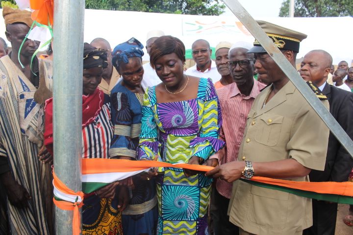 Lutte contre la pauvreté : La Ministre Mariatou Koné dote le quartier Singana de Boundiali d’une pompe hydraulique à motricité solaire