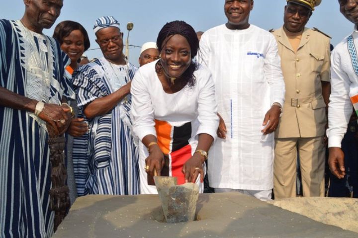 Cohésion Sociale : la Ministre Mariatou Koné pose les premières pierres des « Maisons des Chefs » de Guiglo et de Zouan Hounien.