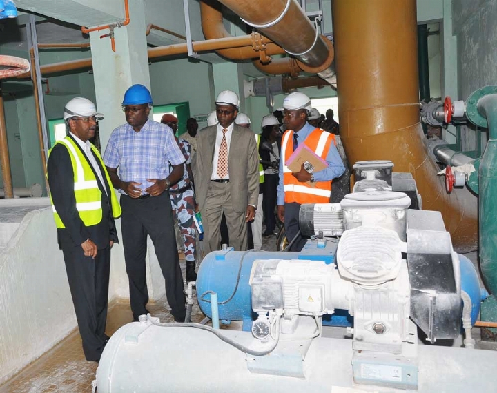 Approvisionnement en eau potable : Patrick Achi sur une station de traitement en construction