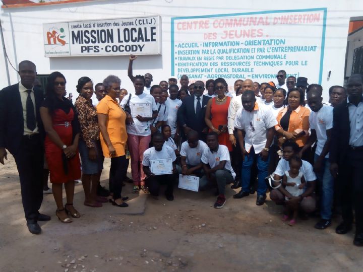Création d’emplois : 60 jeunes de Cocody reçoivent des chèques