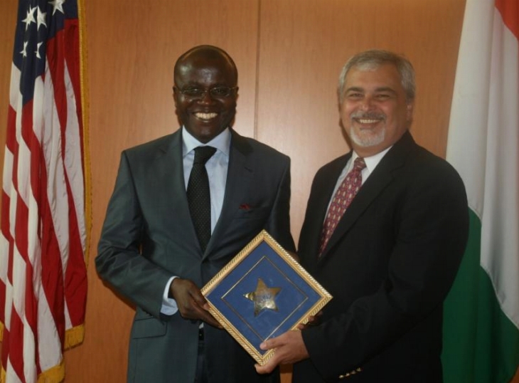 L’ambassadeur Philipp Carter III reçoit un bénéficiaire de 