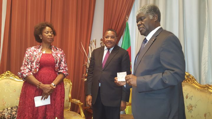 Succès des VIIIes jeux de la francophonie : le président Biya remet un chèque de 56 millions de FCFA à Mambé