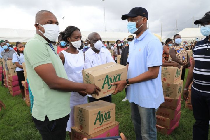 Campus de Cocody Amadou Gon offre plus de plus de 20 Tonnes de riz 10 000 bouteilles d’huile aux étudiants