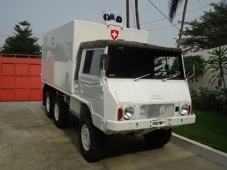 Remise d’une ambulance de l’Armée suisse à l’Hôpital méthodiste de Dabou