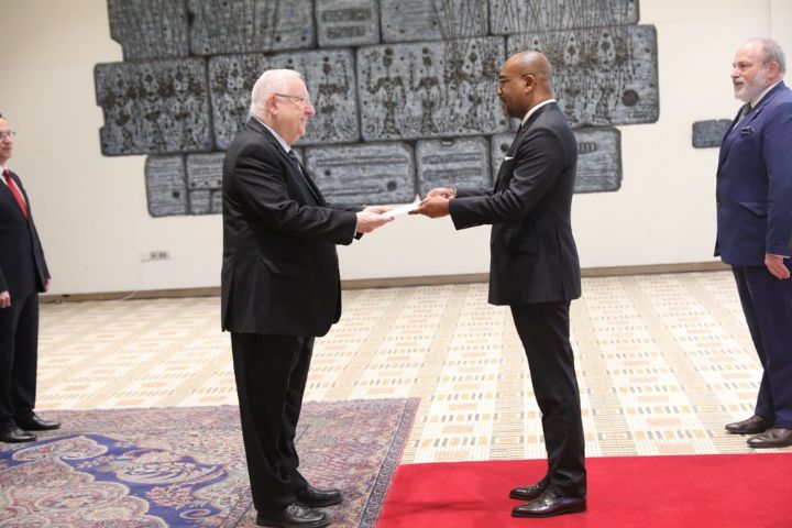 L’ambassadeur ivoirien Vhangha Patrice Koffi présente ses lettres de créances au président israélien