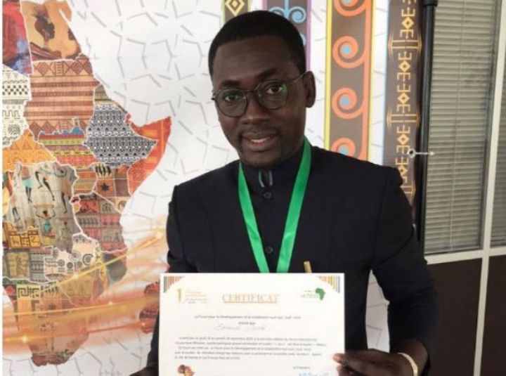 Primé au Maroc lors du premier forum International de la jeunesse Emmanuel Niamké décerne son prix au Ministre Mamadou Touré