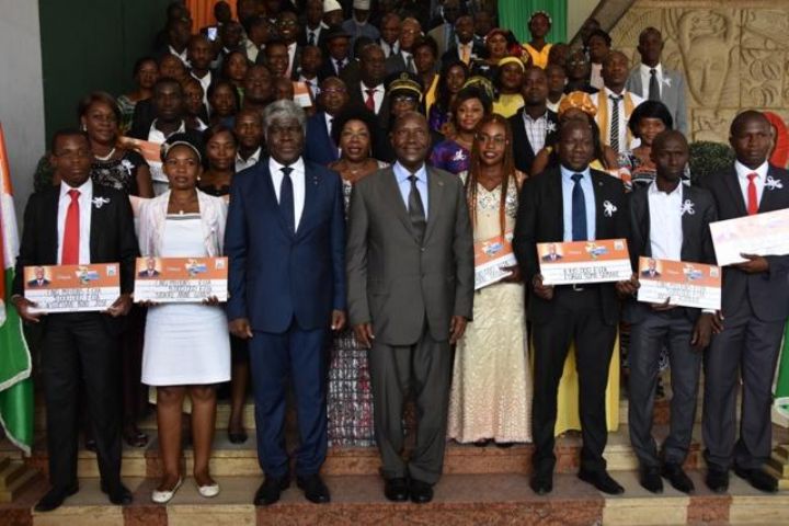 Prix du jeune entrepreneur : 40 lauréats reçoivent leur chèque