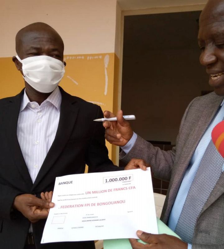 Processus d’enrôlement : le député-maire de Bongouanou, le colonel Gilbert Amalaman offre 2000 timbres pour les nouveaux majeurs de la commune